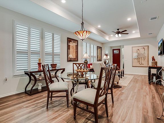 4th image of 213 Coachsmith St