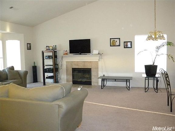 4th image of 555 Zinfandel St