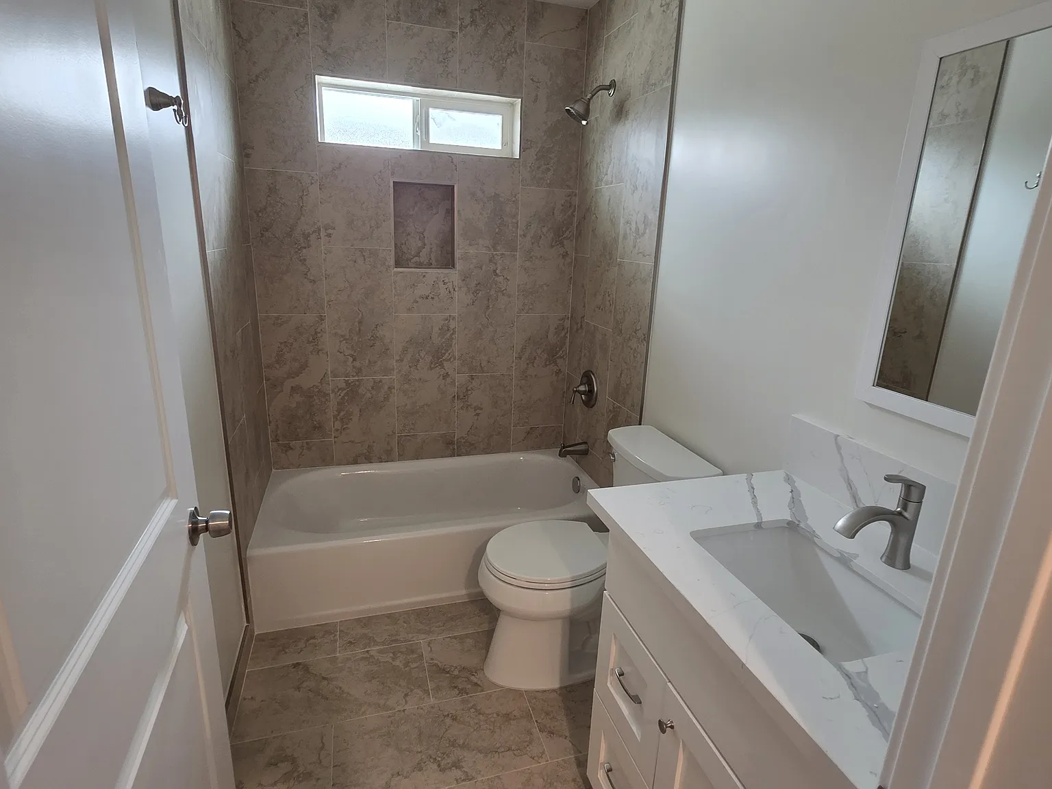 3 bed, 936 sqft, $3,600 — Photo 3