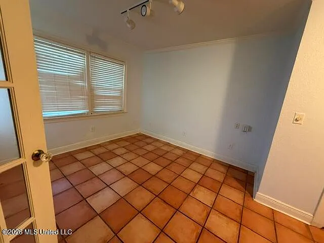 710 Mills Ave — Photo 6