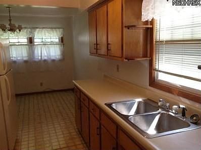 5th image of 349 Ventura Dr