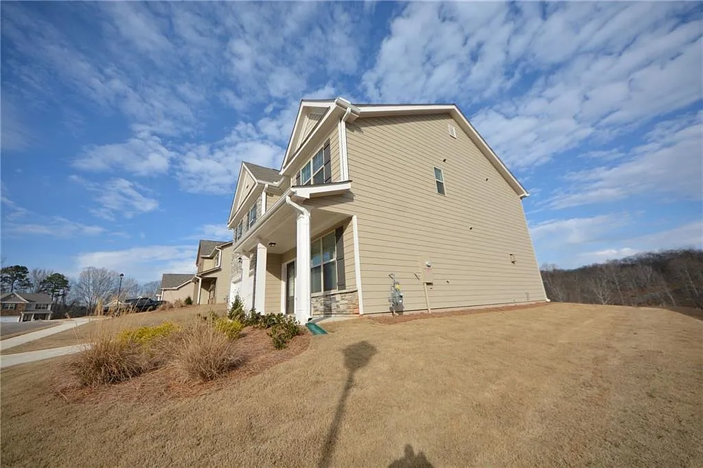 5 bed, 3.5 bath, 2562 sqft, $2,550 — Photo 3