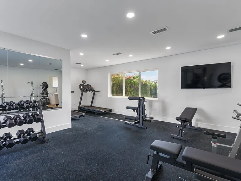 Lakeshore Presidential Apartments — Photo 3