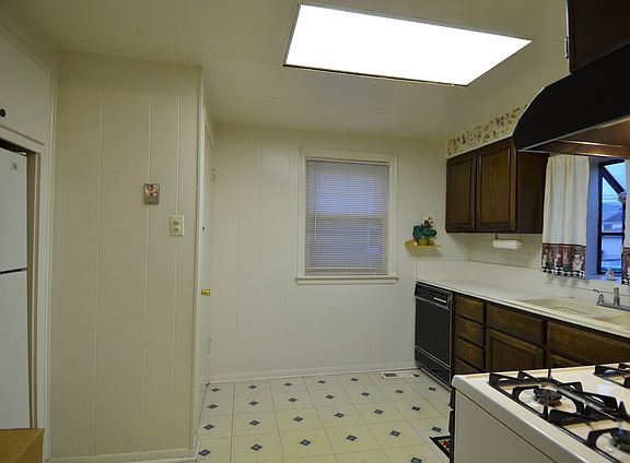 4th image of 9541 S Maplewood Ave