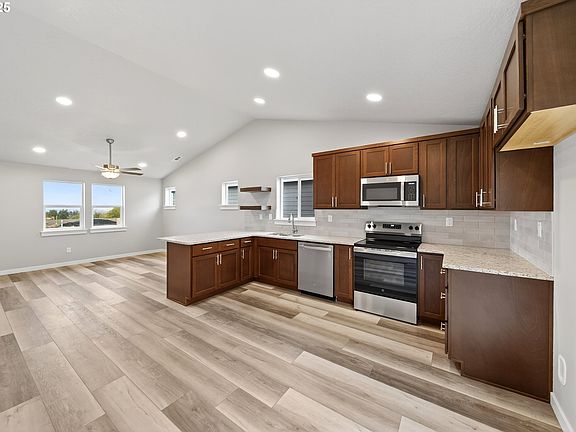 5th image of 1136 SE Owyn Dr