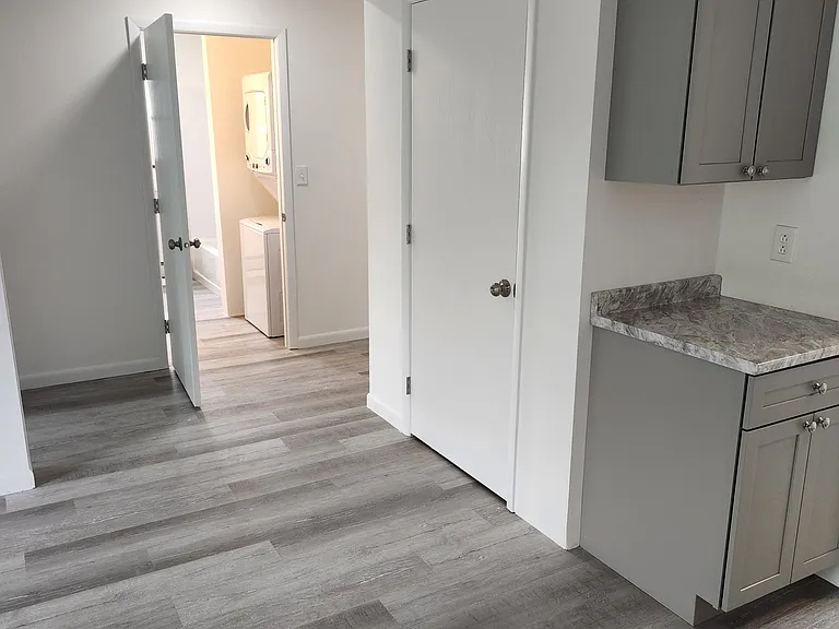 430 Grandview Ave #9 — Photo 8