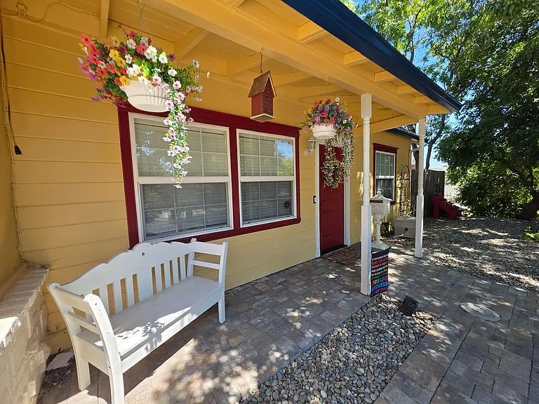 1317 Sherwood Dr — Photo 2