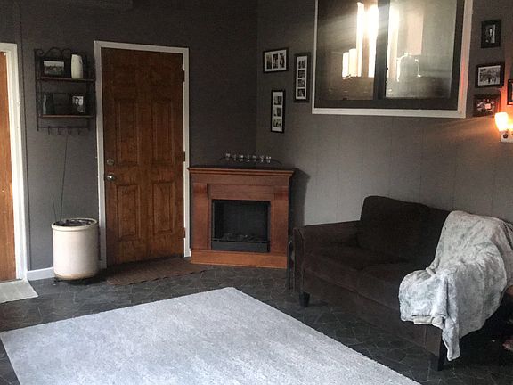 Spacious 3-Seasons Room.