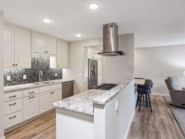7520 Cahill Rd APT 320A, Edina, MN 55439