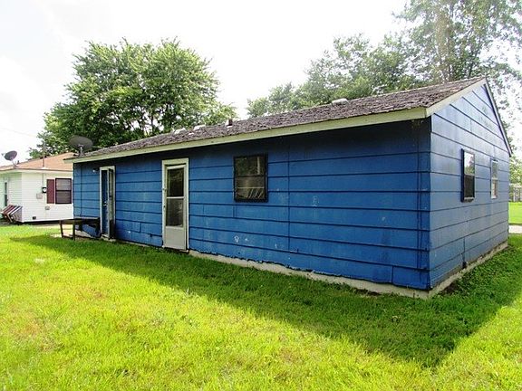 3rd image of 906 Custer Ave