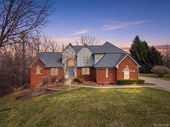 1160 Indianpipe Rd, Lake Orion, MI 48360