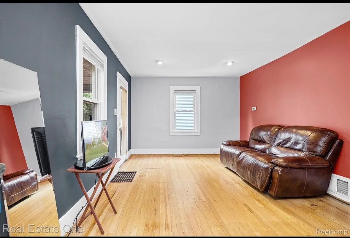 2 bed, 700 sqft, $1,600 — Photo 4