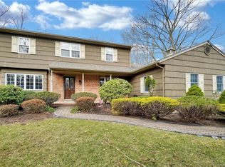 3 Potter Ln, Airmont, NY 10901