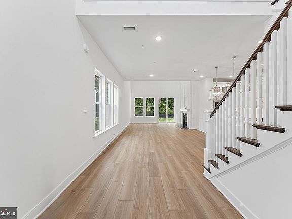 3rd image of 715 Warbler Way