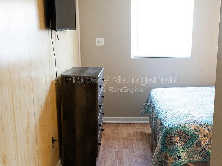 707 W Race St #4 — Photo 4