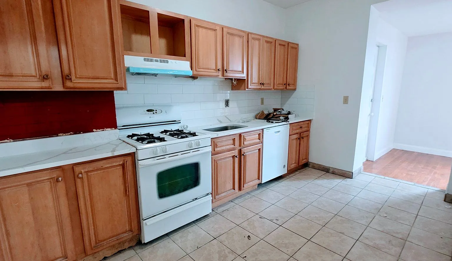 No Fee w Promo! Spacious Apt on Brookline Border w Gas, Ht & HW ALL Included! Near B & C lines! — Photo 3