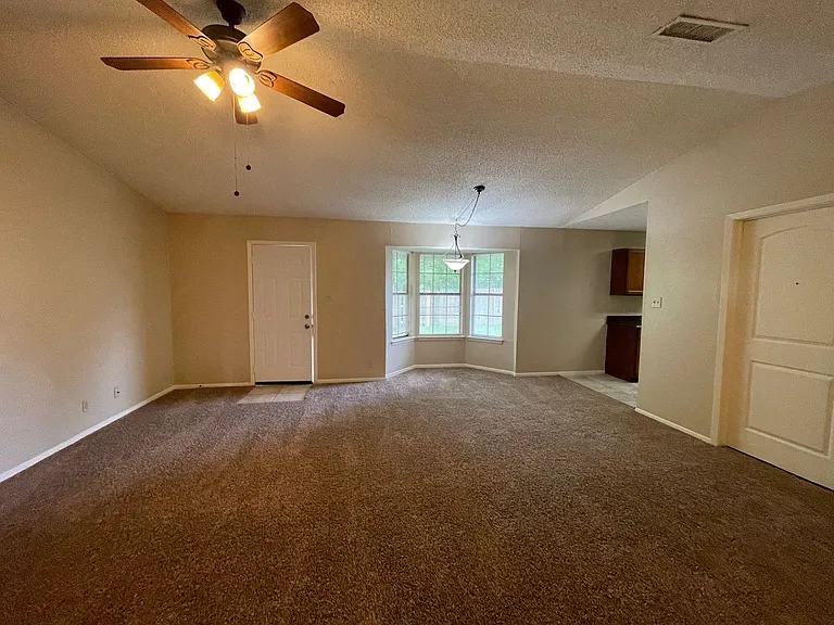 821 Loganwood Dr — Photo 8