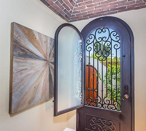 5th image of 8015 Rosewood Ave