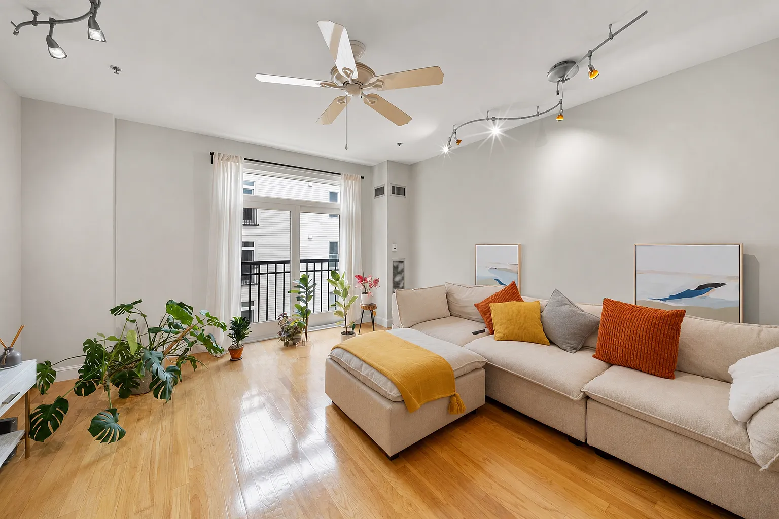 2 bed, 1.5 bath, 1176 sqft, $3,600 — Photo 2