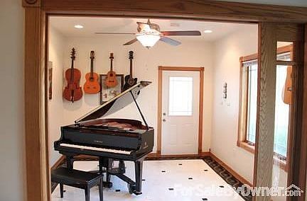 Great for a home office/business
						:
						Features decorative etched concrete floor, glass pocket doors and private entry.