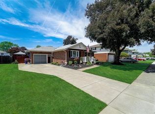 27 Southgate Dr, West Seneca, NY 14224