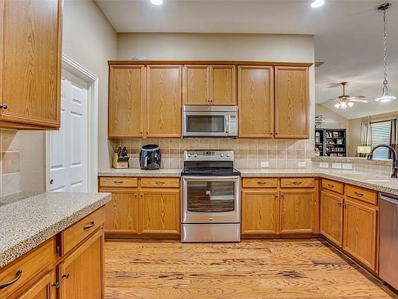 5th image of 300 Waterfront Dr