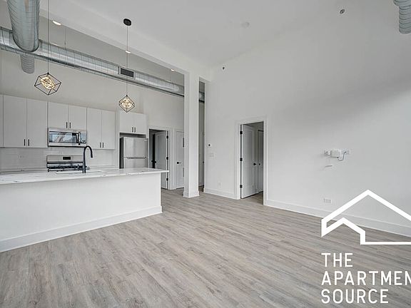 3rd image of 4709 N Artesian Ave #2-6