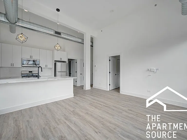 4709 N Artesian Ave #203 — Photo 3