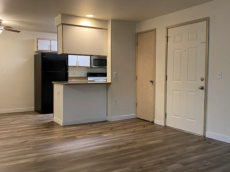 Chehalem Creek Apartments — Photo 28