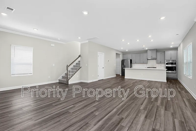 4 bed, 2.5 bath, 2143 sqft, $2,700 — Photo 3