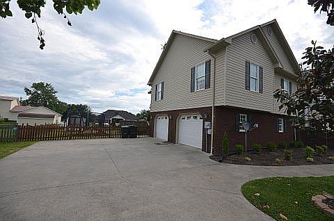 2nd image of 207 Fox Meadows Dr