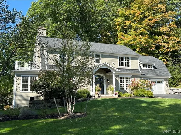 21 Creekview Ct, East Aurora, NY 14052