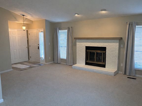 2nd image of 1302 Glastonbury Ln