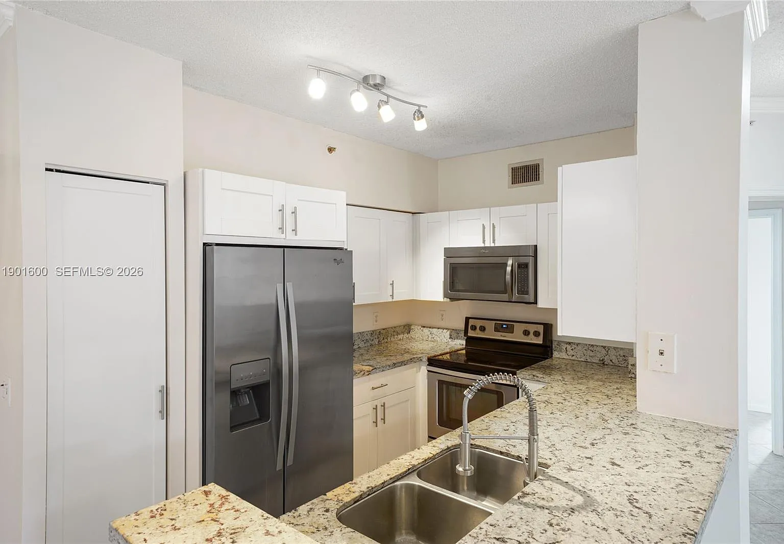 3 bed, 1333 sqft, $2,700 — Photo 4