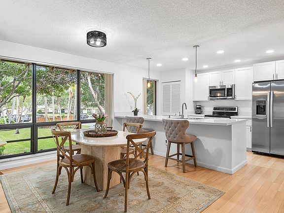 5th image of 407 Brackenwood Lane S