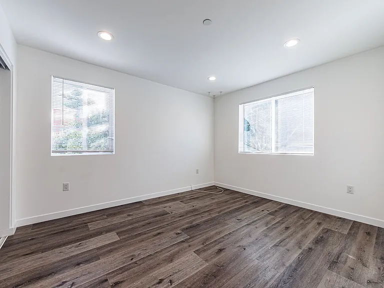 1119 N Berendo St — Photo 14