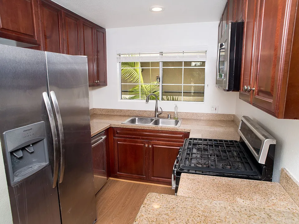 5500 Owensmouth Ave #329