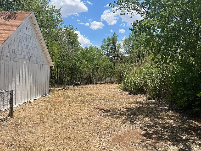 361 College Dr — Photo 17