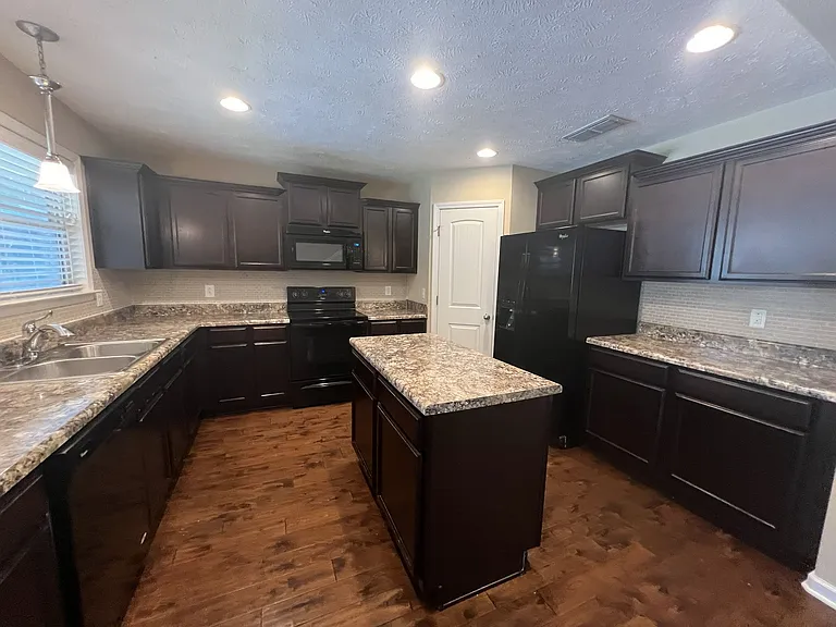 904 Azeri Ave — Photo 7