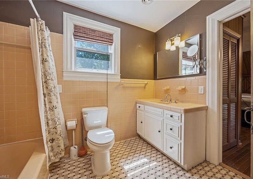 37th image of 224 W Colonial Dr