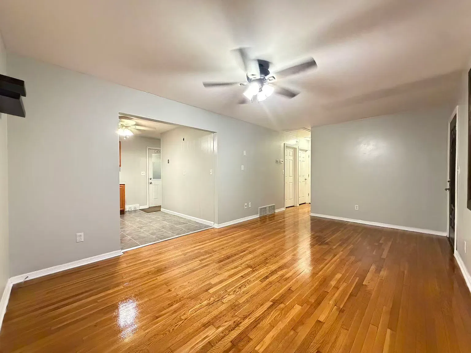 3 bed, 864 sqft, $3,800 — Photo 4