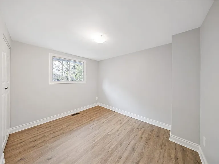 183 Bedford Cres — Photo 17