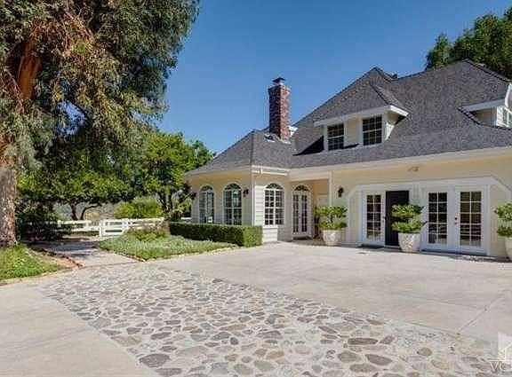 2nd image of 555 Camino Cielo