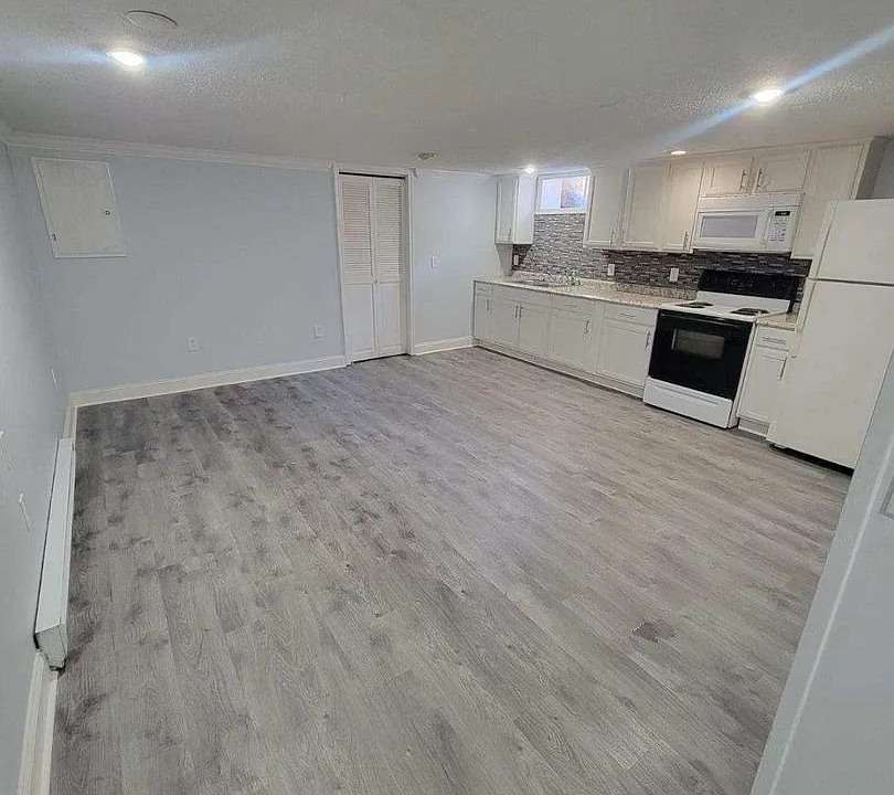 902 E Unaka Ave