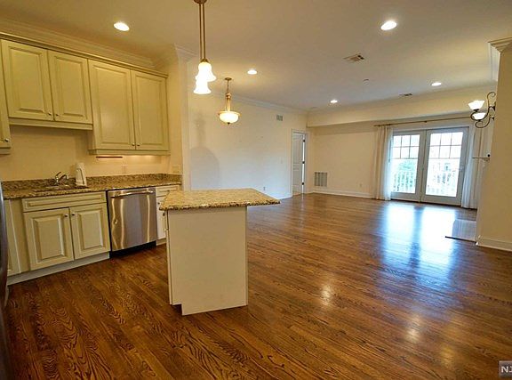 4th image of 5 Tenakill Park Dr #304