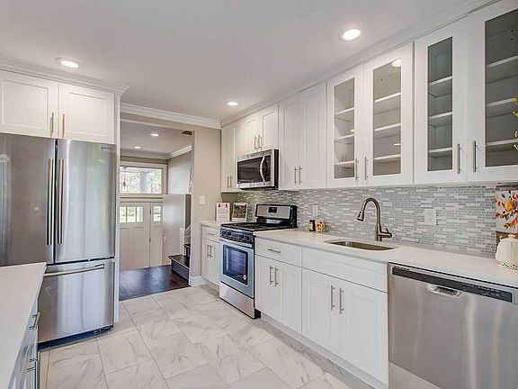 3rd image of 4 Coronet Ln