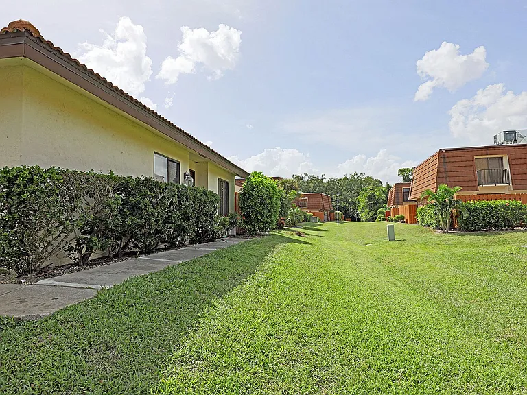 1420 Park Shore Cir #3 — Photo 28