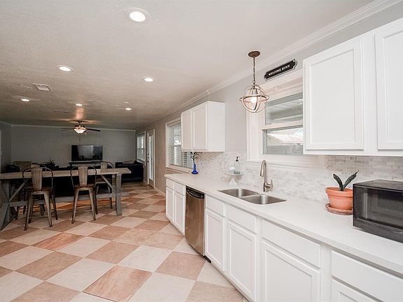 4th image of 1005 Lindenwood Dr