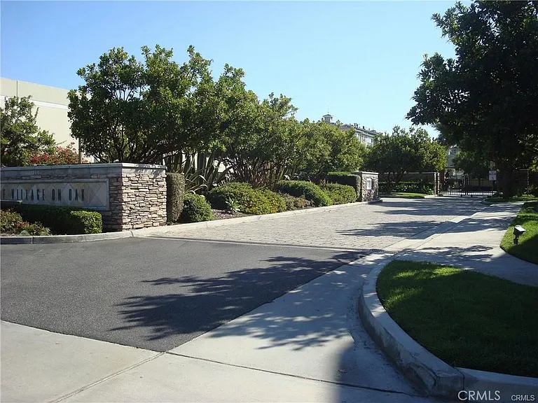 1800 Oak St #308 — Photo 1