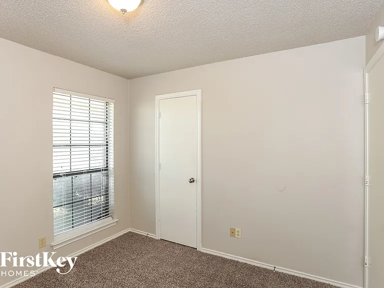 2321 Lakeshore Ln — Photo 12